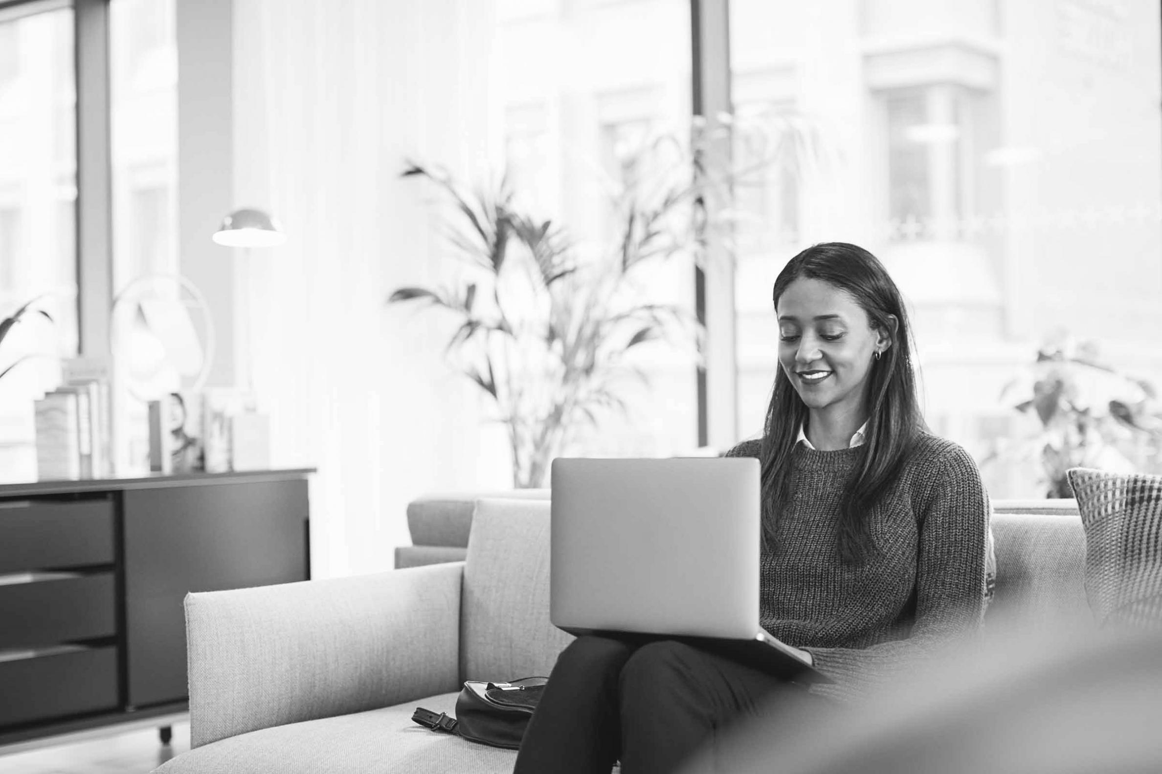 台本の草稿と修正を重ねる制作プロセス