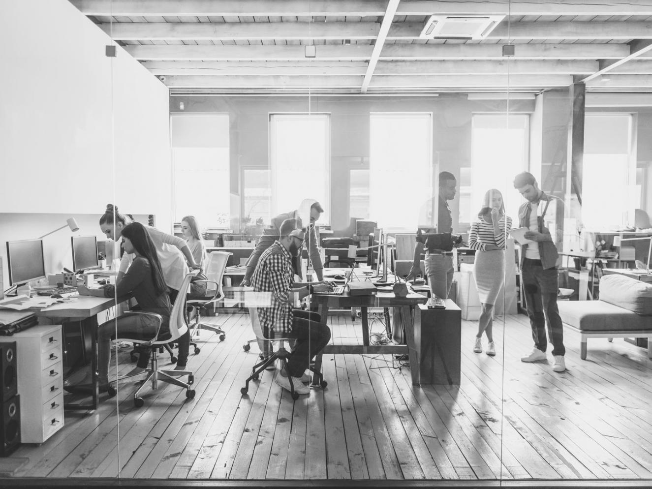 クリエイティブな作業環境で、台本制作に取り組むワークスペース