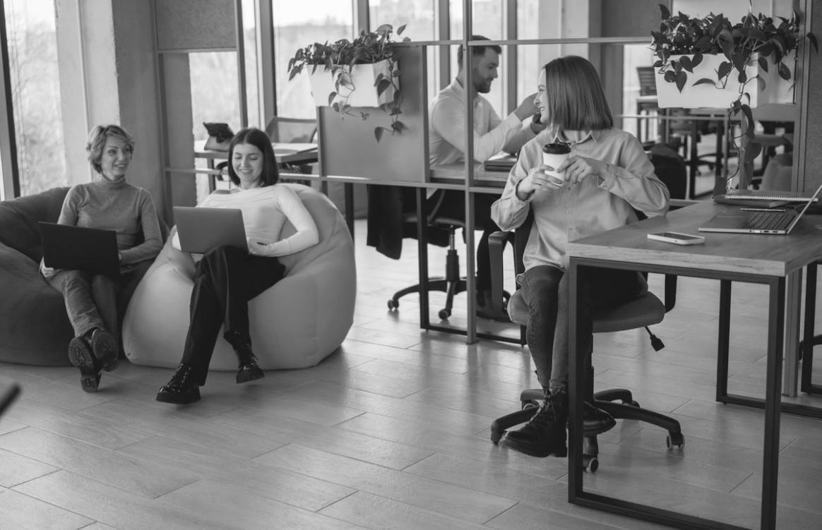 クリエイティブな制作現場での協力イメージ