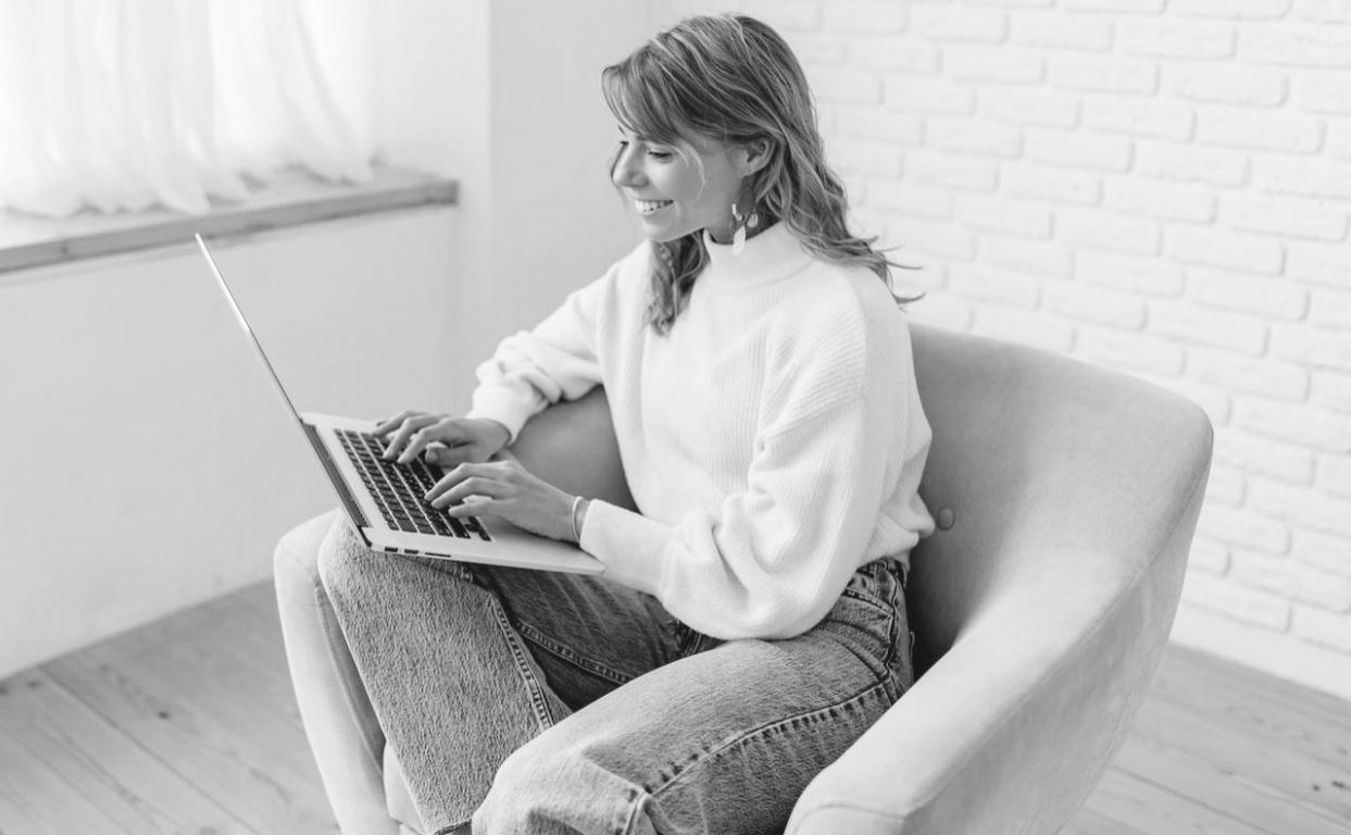 完成した映像と資料を確認し、クライアントと共に最終調整を行う場面